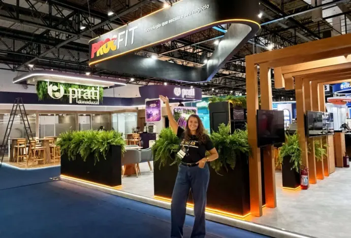 Empresa transforma estande em hub de inovação aplicada, unindo a potência da IA ao ecossistema de soluções para maximizar a eficiência das farmácias