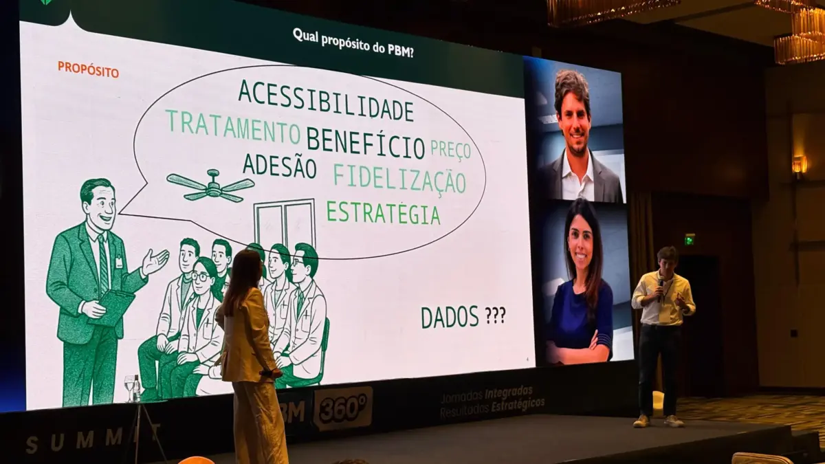 Iniciando o bloco do varejo, Juliana Lopes e Felippe Gontier, da RD Saúde, apresentam a visão da farmácia sobre o modelo