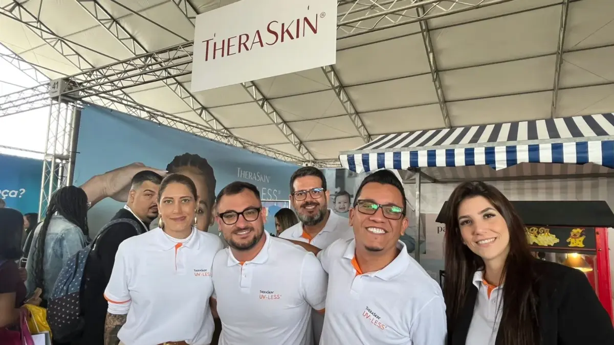 A brava turma da Theraskin que distribuiu uma média de 10 sacolas por minuto em dois dias de evento