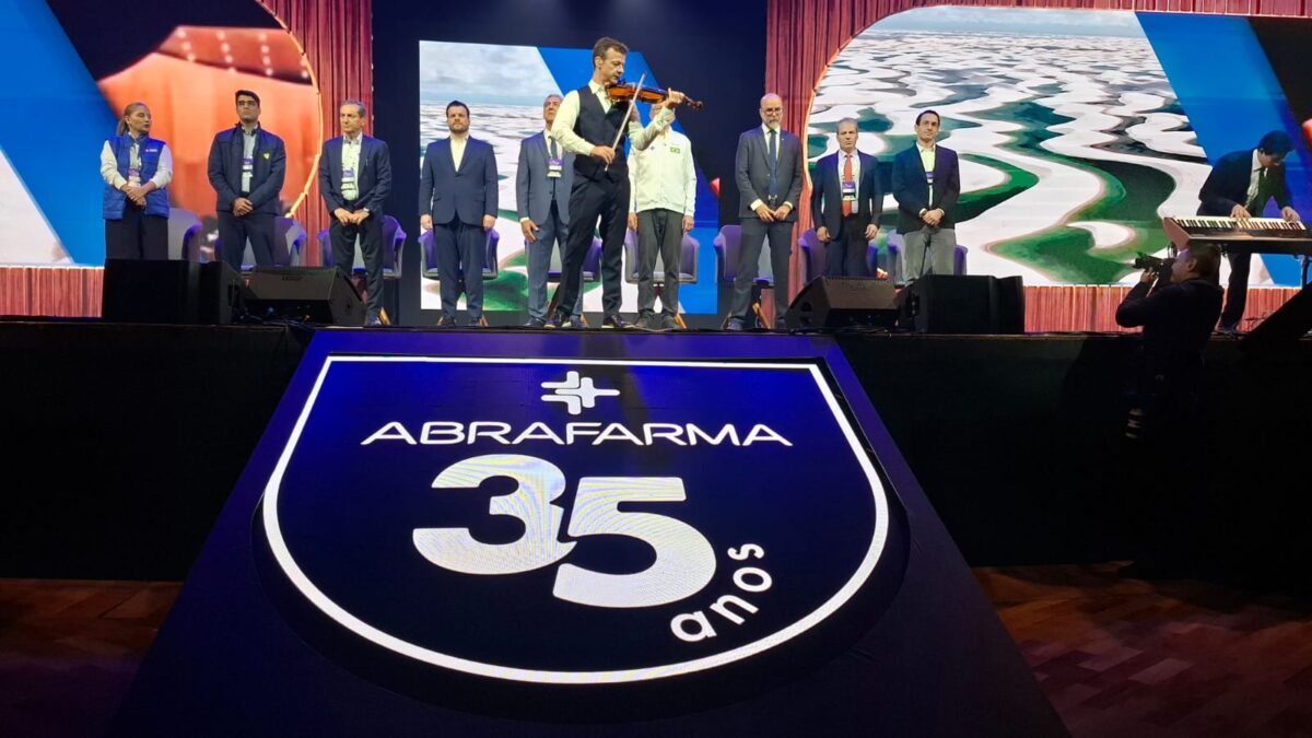 Hino nacional marca a abertura do Future Trends, que também enaltece os 35 anos de legado da Abrafarma para o varejo e a saúde