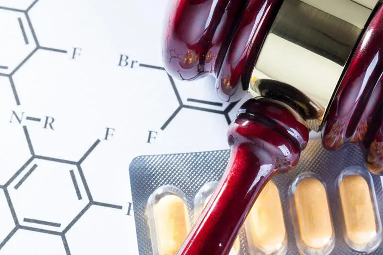 PATENTES DA INDÚSTRIA FARMACÊUTICA Patentes, indústria farmacêutica, medicamentos, genéricos