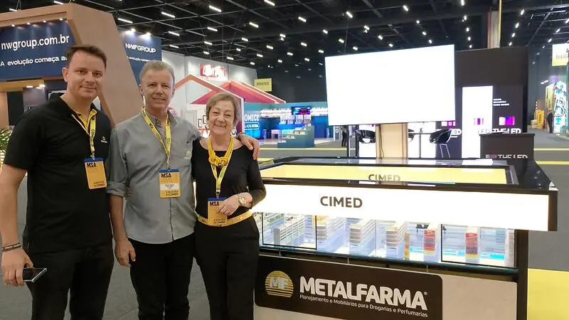 Paulo Sergio Filho Regis Rodero e Sivia Osso apresentam a maquete da Farmacia do Futuro desenvolvida pela Metalfarma I Foto Ana Claudia Nagao