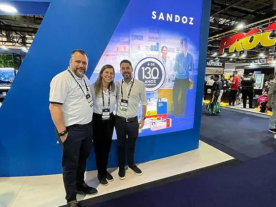 Carlos Ormeno gerente de especialidades Erica Galloro diretora comercial e Romie Toscano gerente divisional da Sandoz novidades ao mercado