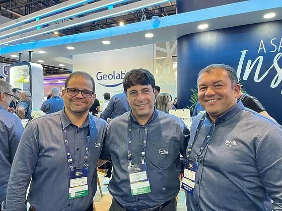 Kal Rodrigues diretor comercial Georges Hajjar Jr CEO e Odair Gomes representante ES da Geolab mais um ano prestigiando o evento