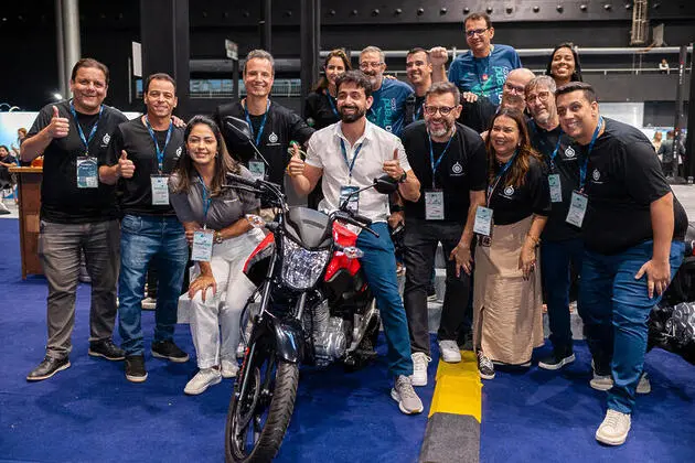 Lucas Kilesse da JC Produtos Farmaceuticos de Uba MG venceu o sorteio de uma motocicleta