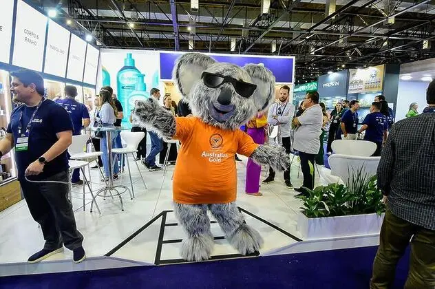 Mascote da Australian Gold do Grupo Boticario divertida interacao com o publico